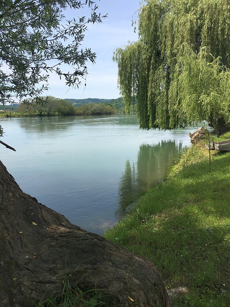 Rijeka Una kraj Kostajnice — bistre zelene vode
